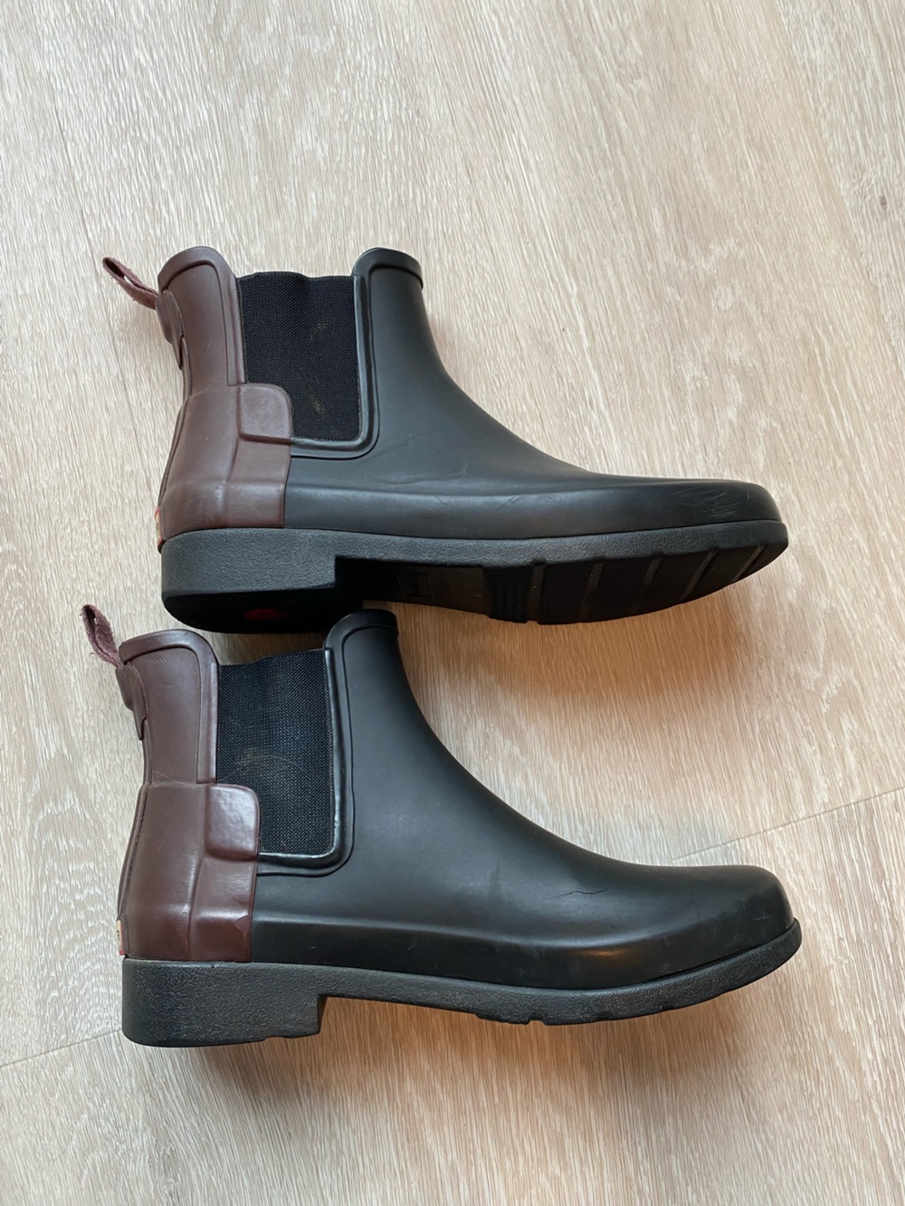 Hunter Black Chelsea Rain Boots with Brown Burgundy Accent - Women’s US7